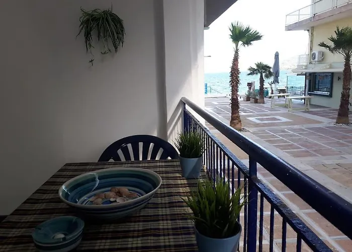 Cozy Seaside Apartment Loutraki